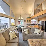 Logan Road Lookout, Lincoln City Home With Game Room