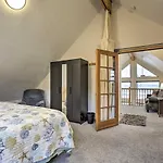 Logan Road Lookout, Lincoln City Home With Game Room