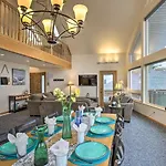 Logan Road Lookout, Lincoln City Home With Game Room