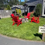 Looking Glass Inn