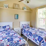 Coastal Lincoln City Home With Spacious Deck!
