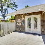 Coastal Lincoln City Home With Spacious Deck!