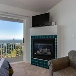 Sandstone Point Hotel