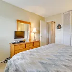Comfortable Lincoln City Condo With Patio And Views!