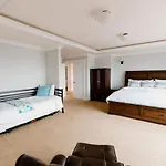 Ocean Views, Spacious Getaway, 5Br, Hot Tub, Sleeps 16
