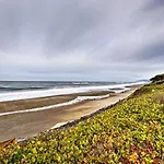 Beachfront Condo With Patio And Views - Walk To Shore!