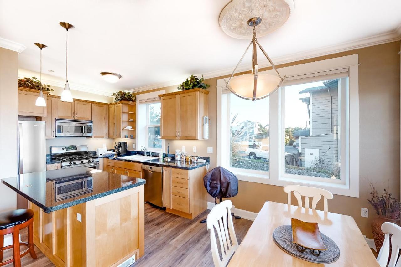 Oceanfront Contemporary Apartment Lincoln City