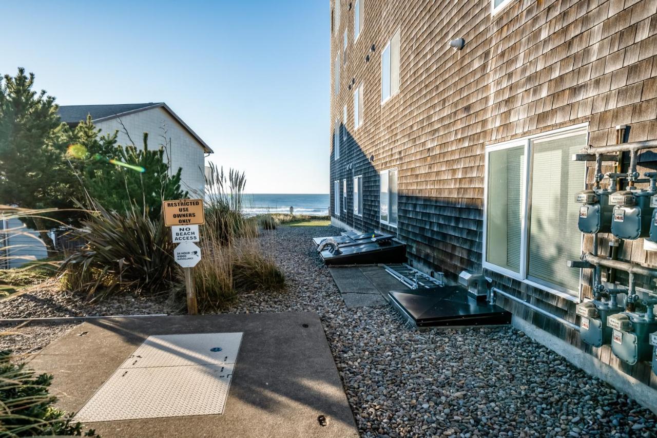 Oceanfront Contemporary Apartment