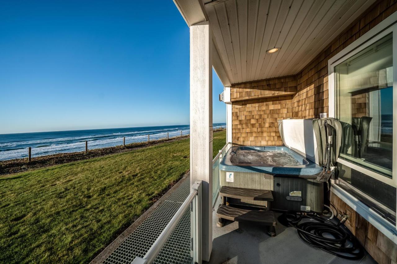 Oceanfront Contemporary Apartment *