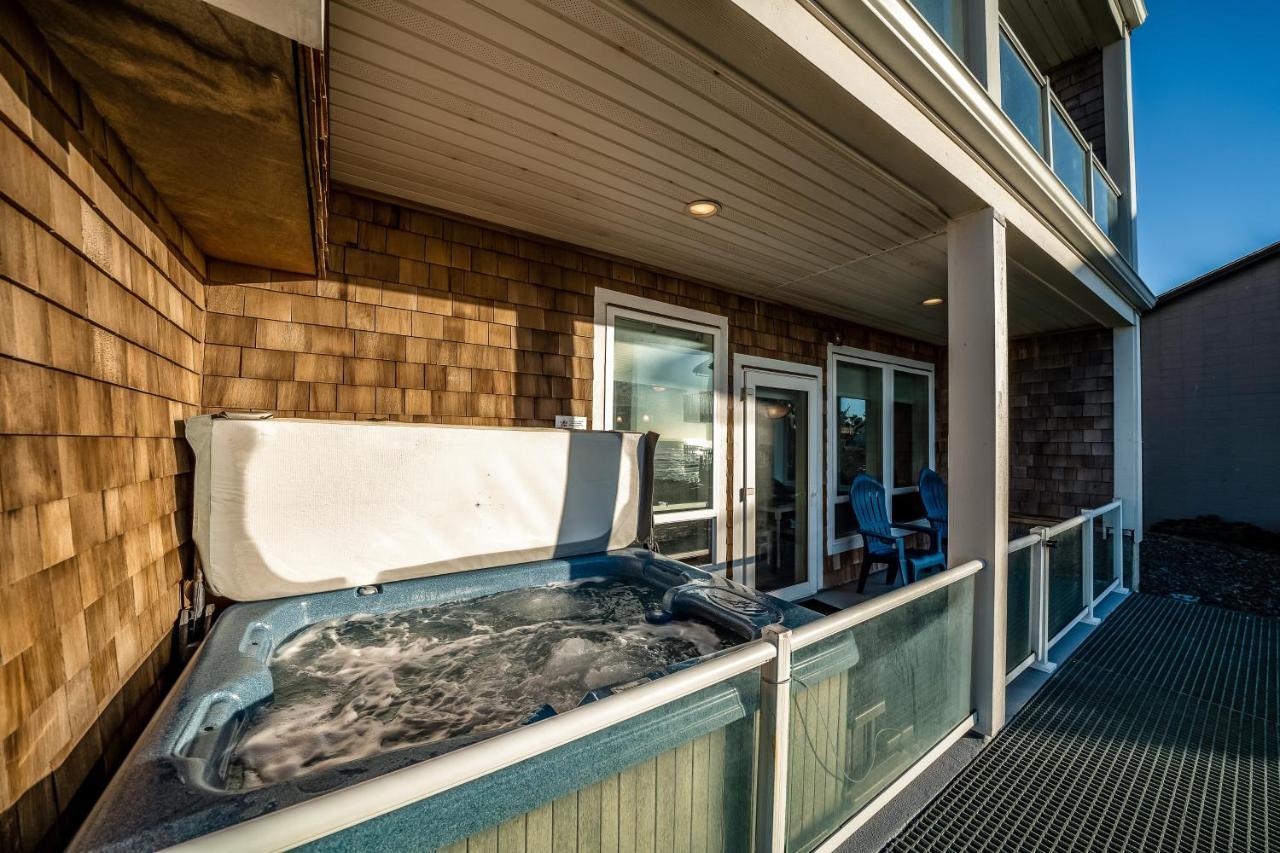 Oceanfront Contemporary Apartment *