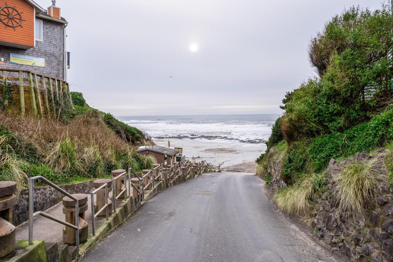 Oceanfront Contemporary Apartment Lincoln City
