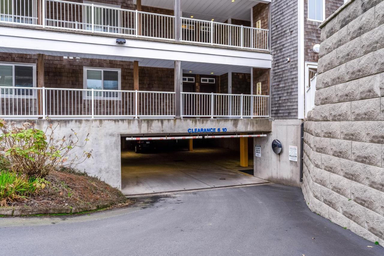 Oceanfront Contemporary Apartment Lincoln City