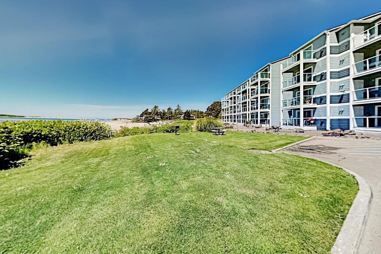 Apartment New Listing! Bay-view Beauty With Private Balcony Lincoln City
