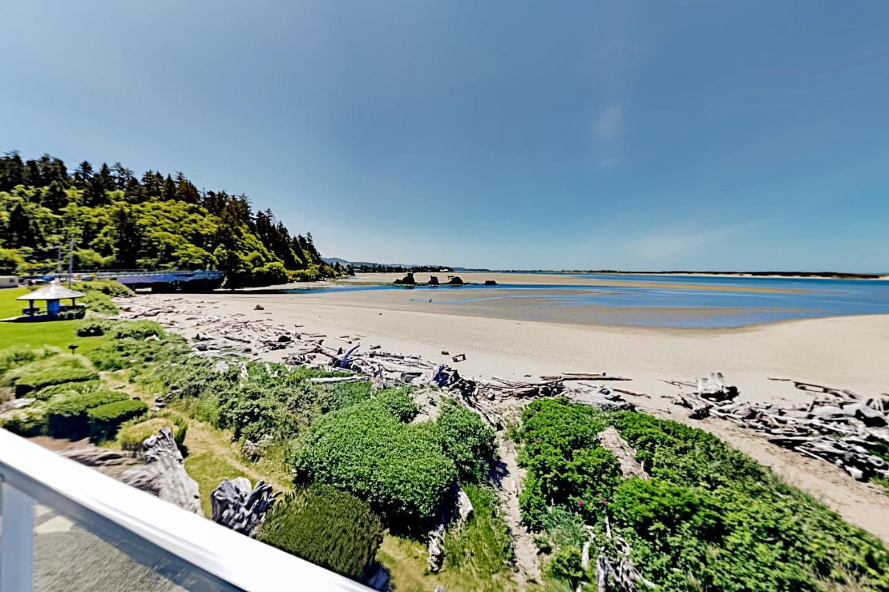 Apartment New Listing! Bay-view Beauty With Private Balcony
