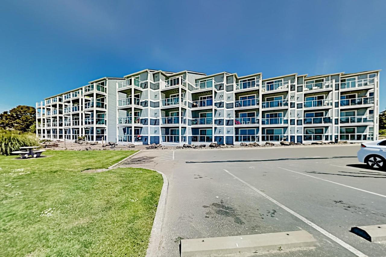 Apartment New Listing! Bay-view Beauty With Private Balcony