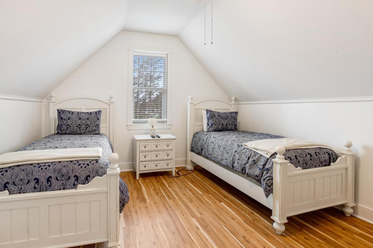 Compass Rose - Olivia Lincoln City