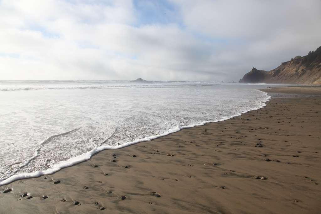 Chinook Winds Casino Hotel