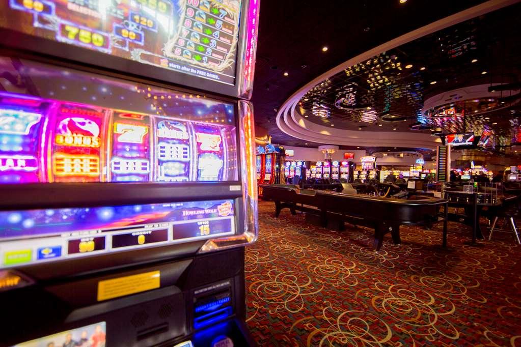 Chinook Winds Casino Hotel *