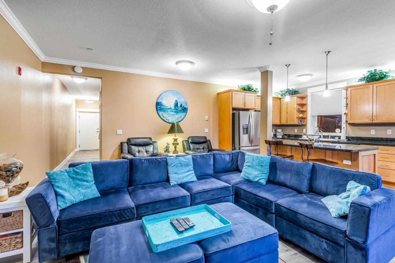 Oceanfront Contemporary Apartment Lincoln City
