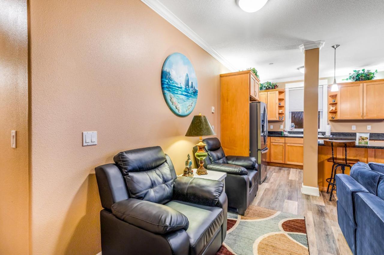 Oceanfront Contemporary Apartment