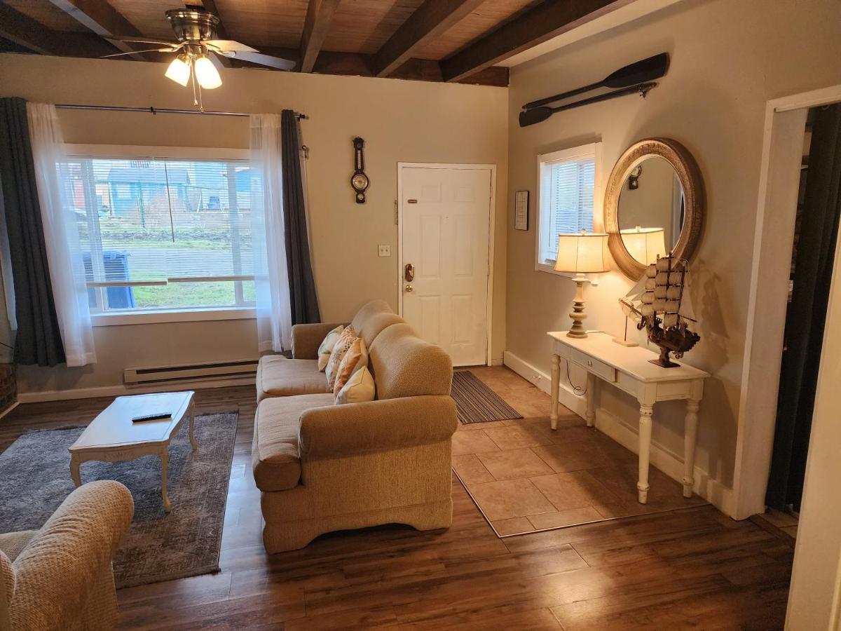 Near The With Beautiful Wood Burning Fireplace *