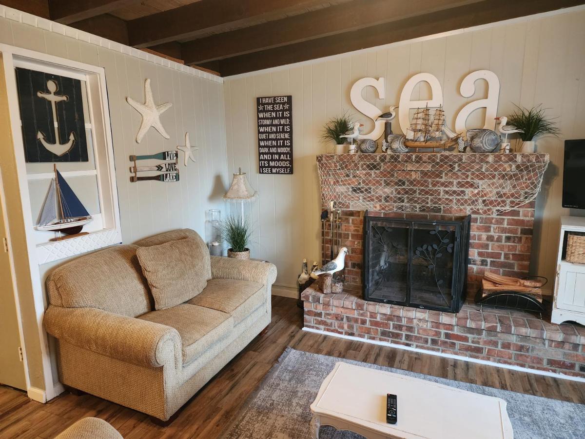 Near The With Beautiful Wood Burning Fireplace Lincoln City