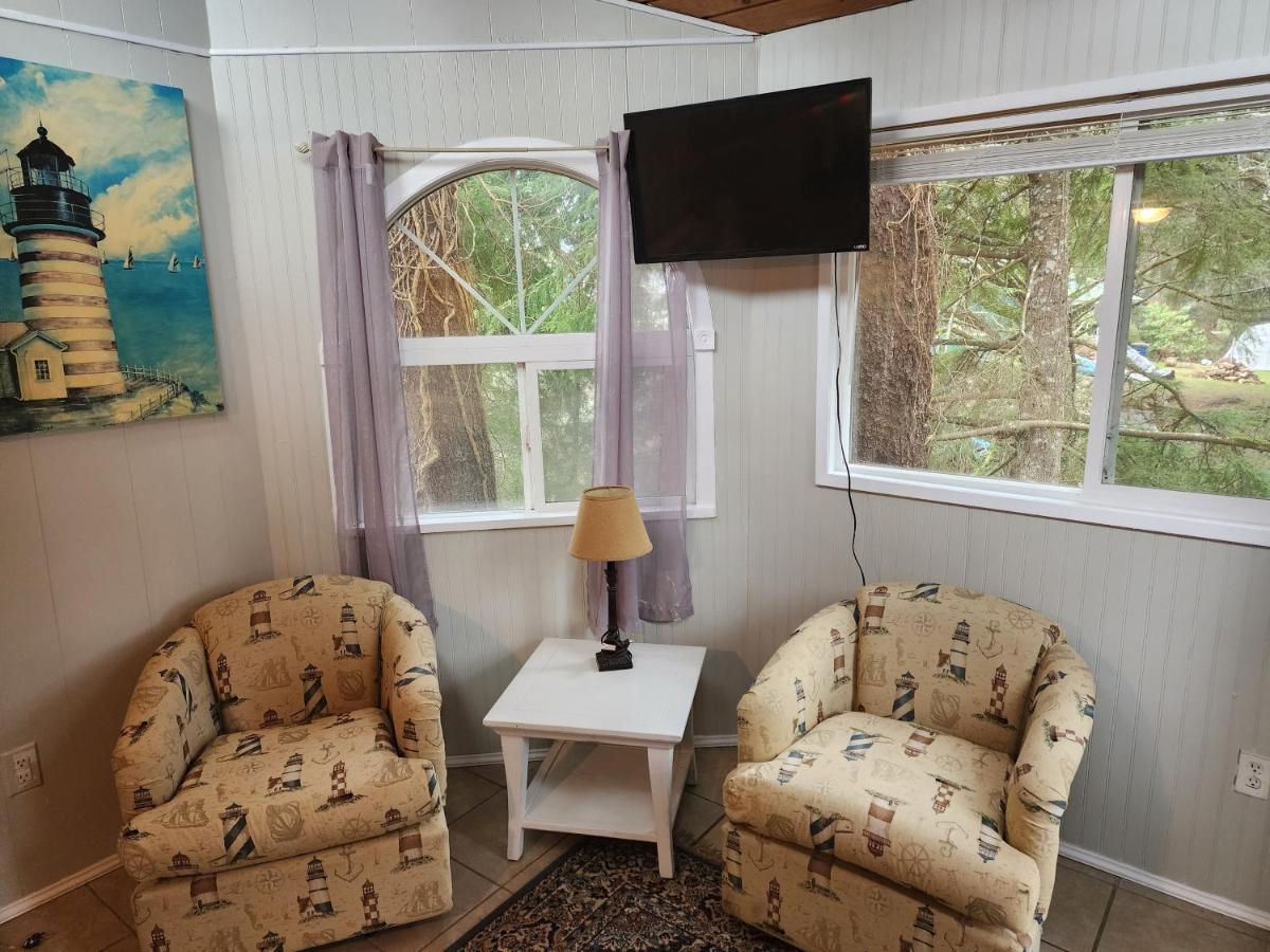 Near The With Beautiful Wood Burning Fireplace Holiday home Lincoln City