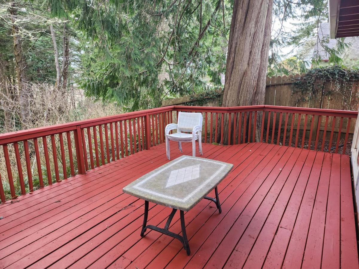 Near The With Beautiful Wood Burning Fireplace Lincoln City