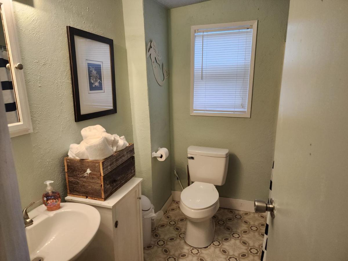 Near The With Beautiful Wood Burning Fireplace Holiday home Lincoln City