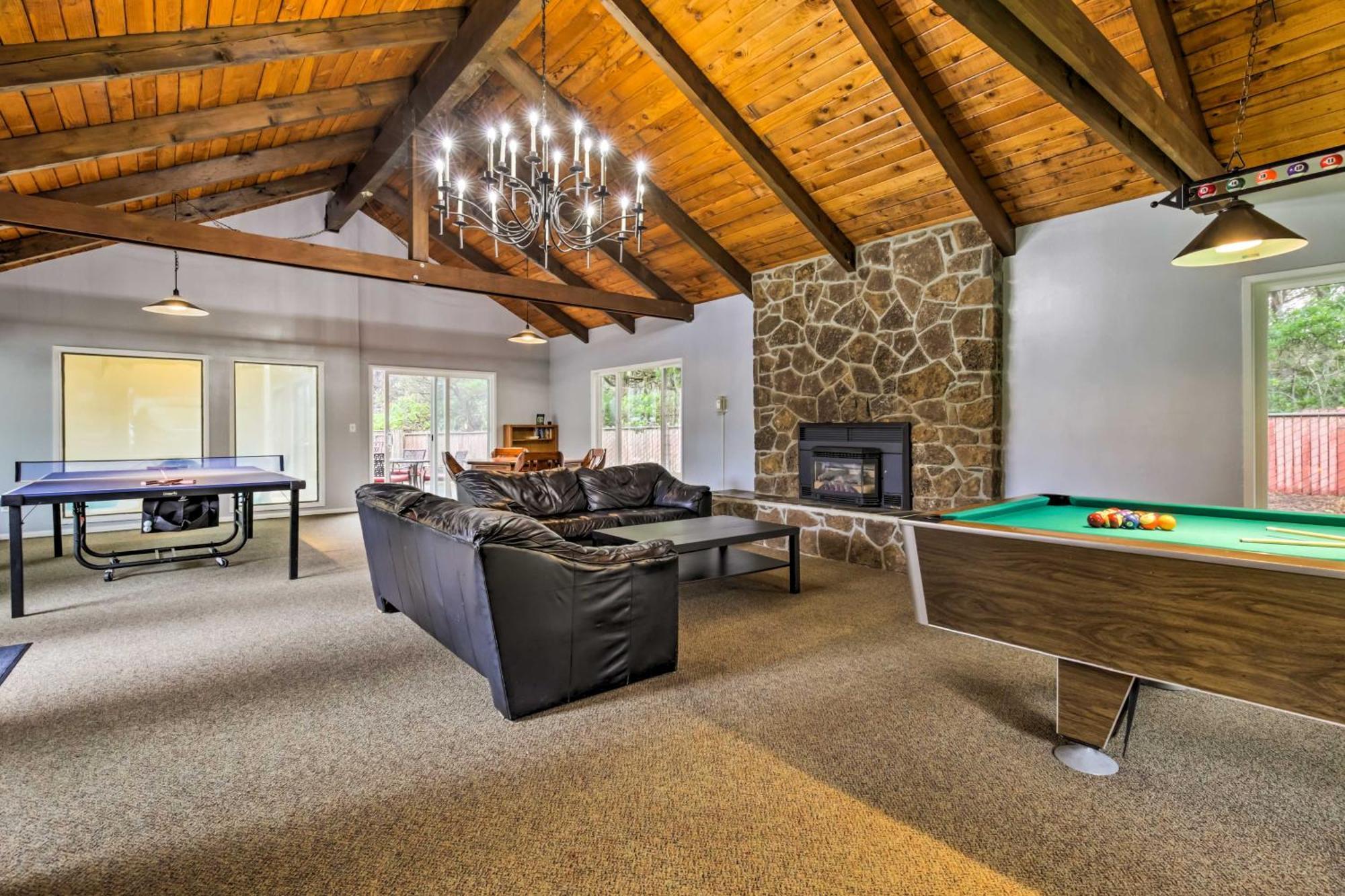 Oceanfront Oregon Retreat - Pool, Sauna And Patio! Apartment