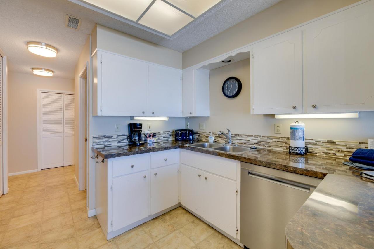 With Ocean Views And Pool Access! Apartment