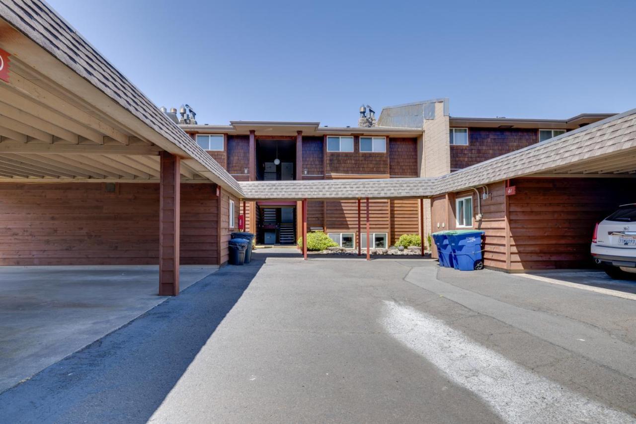 Apartment With Ocean Views And Pool Access! *