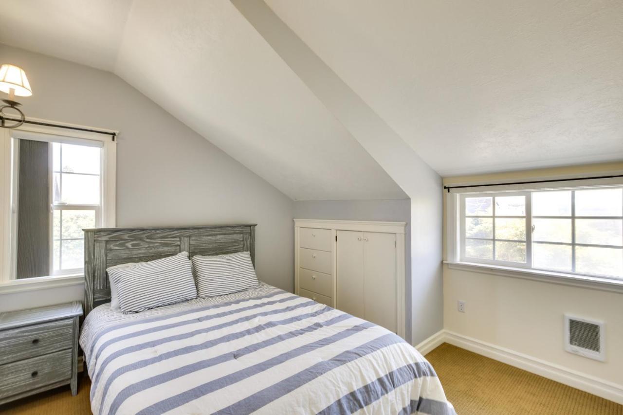 Coastal With Spacious Deck!