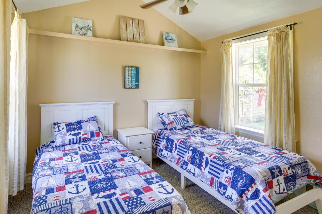 Coastal With Spacious Deck! Holiday home