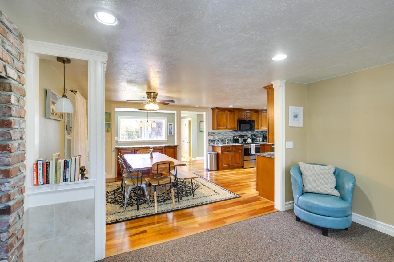 Coastal With Spacious Deck! Holiday home