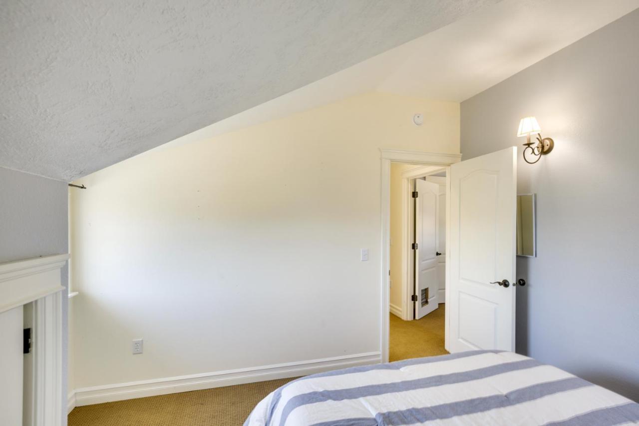 Coastal With Spacious Deck! * Lincoln City