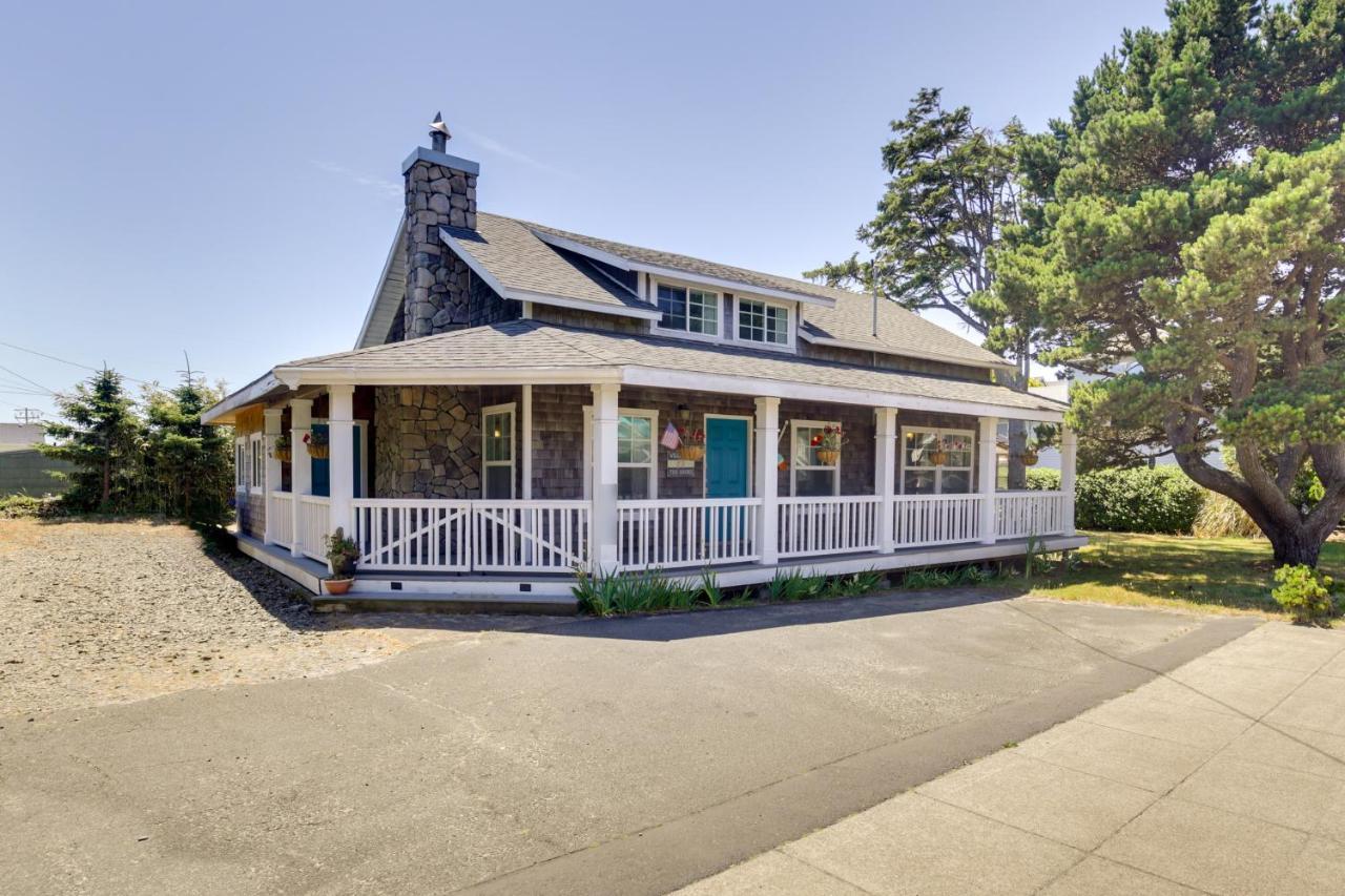 Coastal With Spacious Deck! Lincoln City