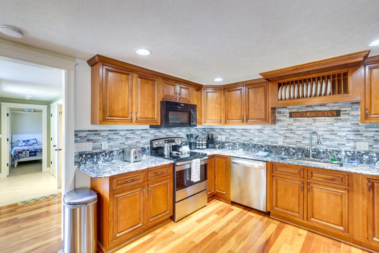 Coastal With Spacious Deck!