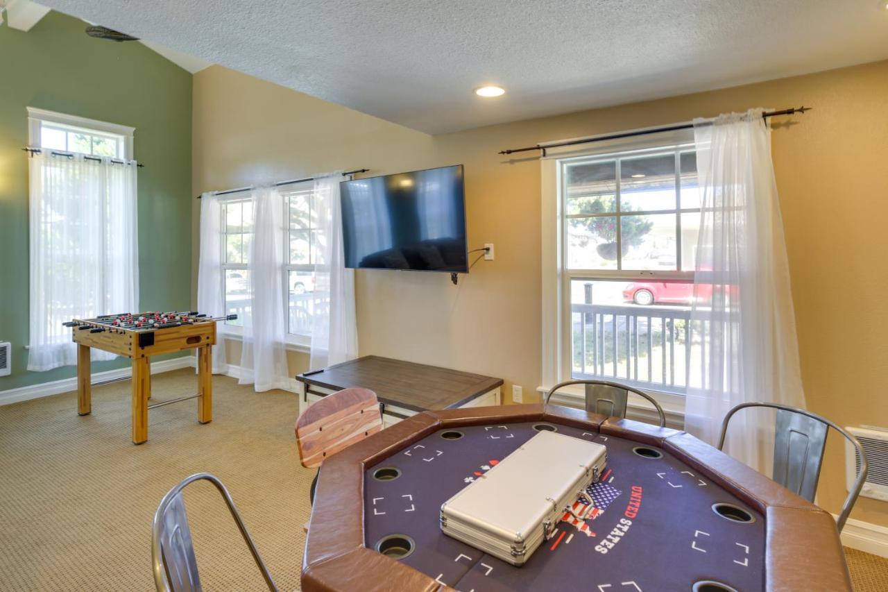 Coastal With Spacious Deck! Lincoln City