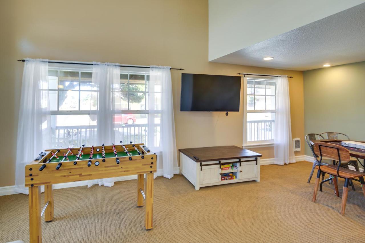 Coastal With Spacious Deck!