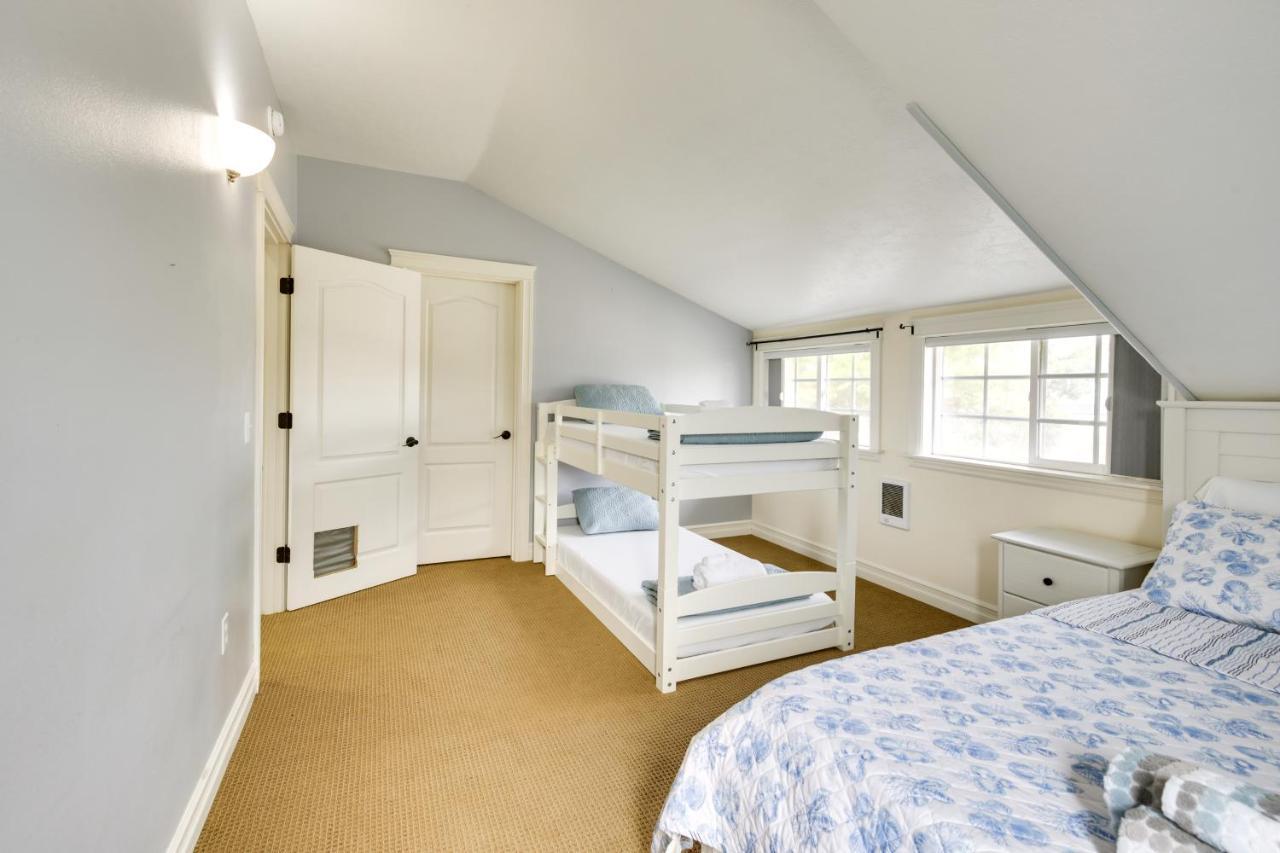 Coastal With Spacious Deck! * Lincoln City