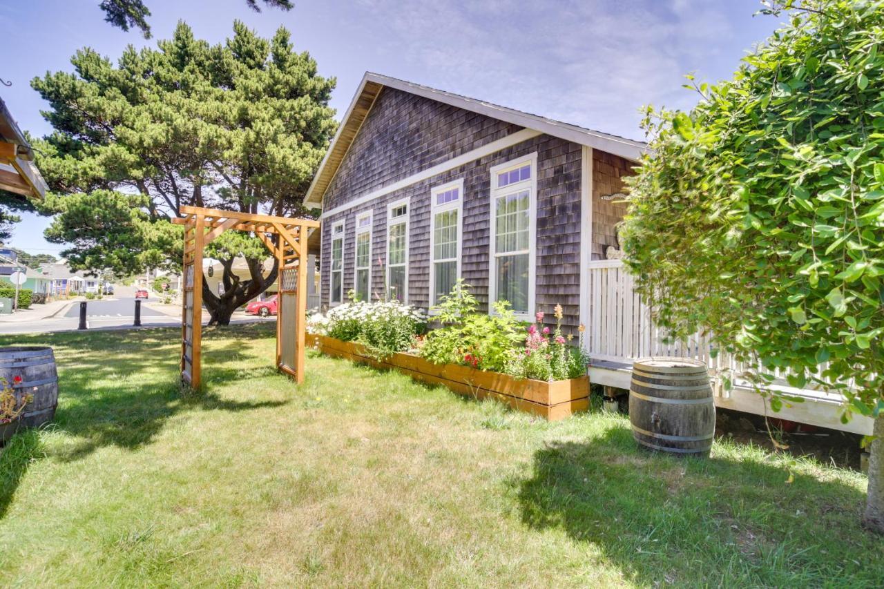 Coastal With Spacious Deck! Holiday home Lincoln City
