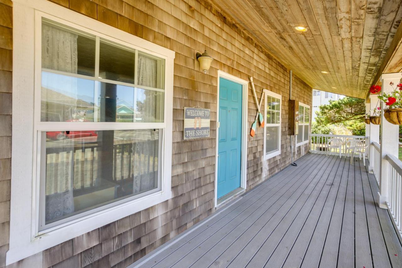 Coastal With Spacious Deck! * Lincoln City