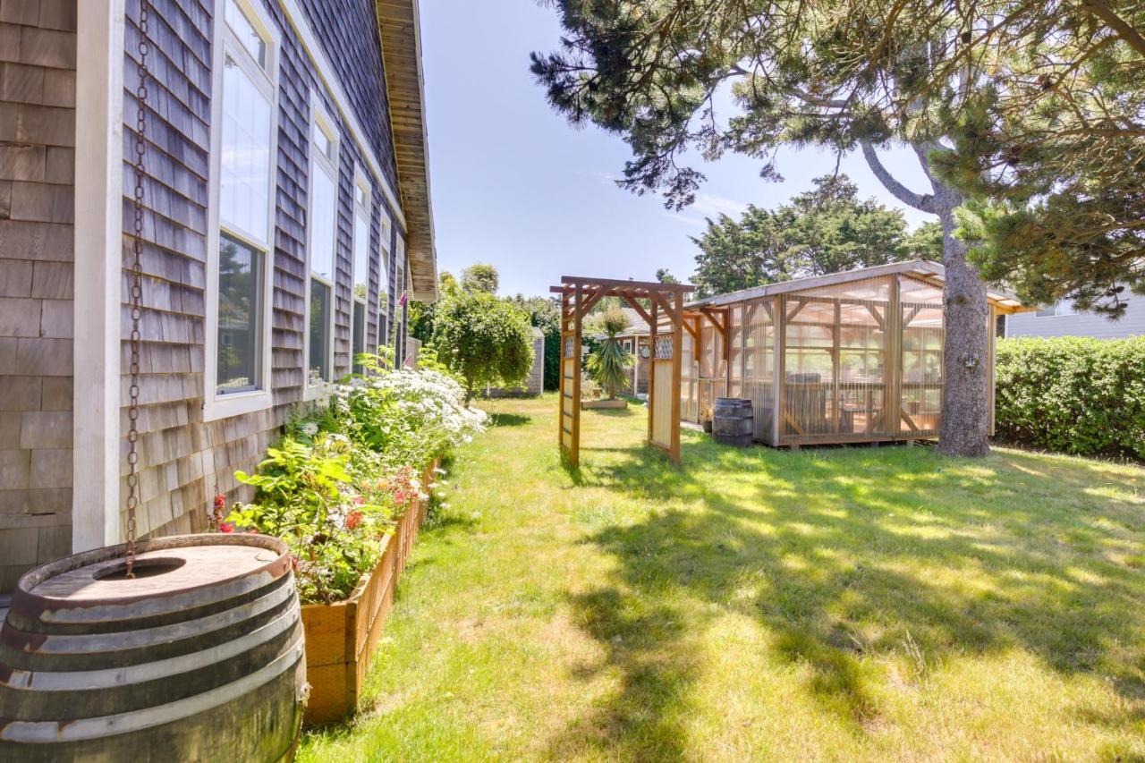 Coastal With Spacious Deck! *