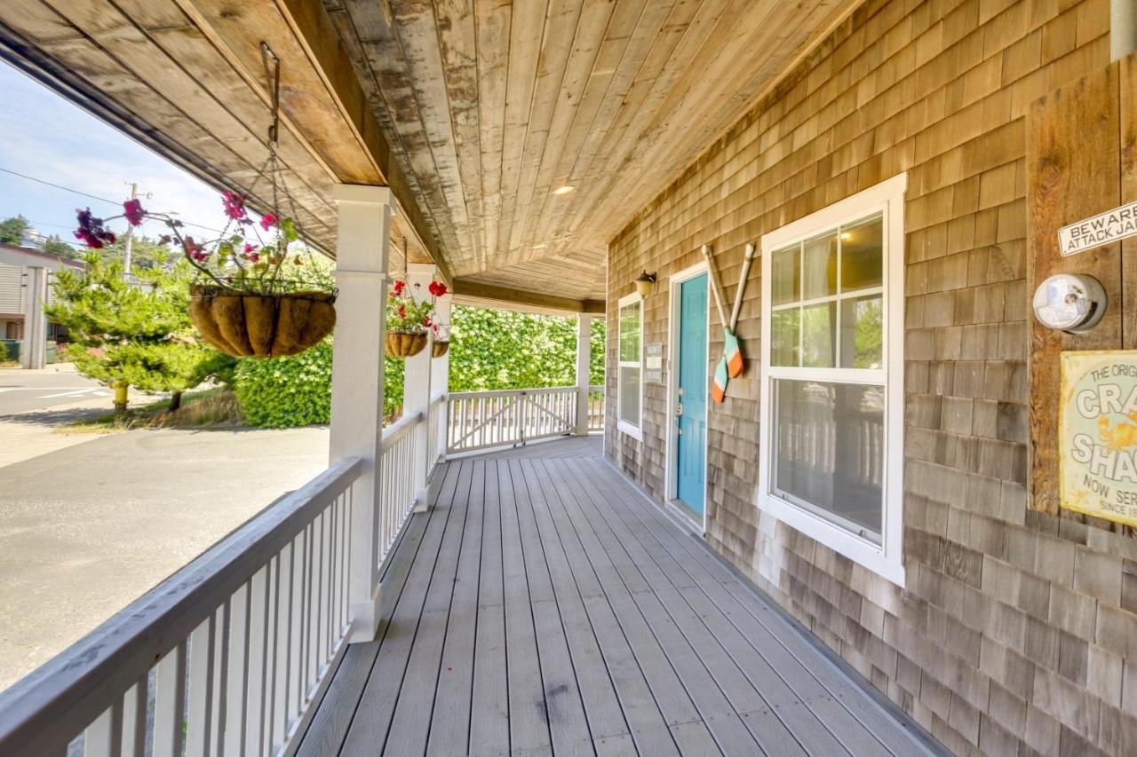 Coastal With Spacious Deck!