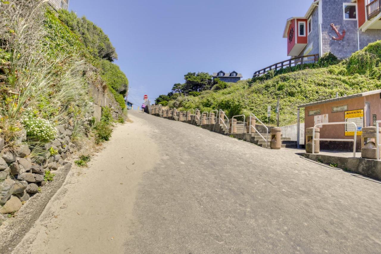 Coastal With Spacious Deck! * Lincoln City