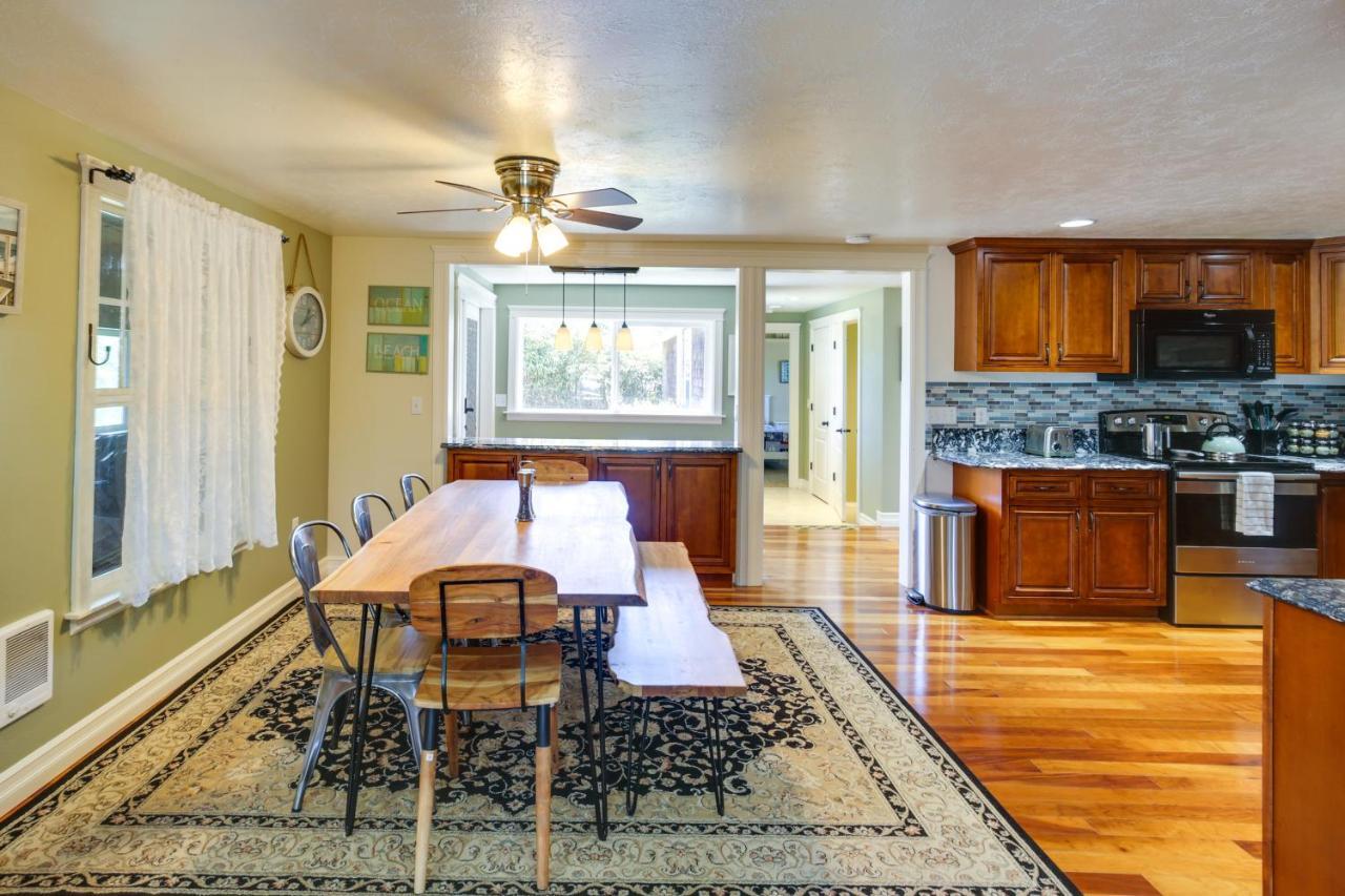 Coastal With Spacious Deck! *