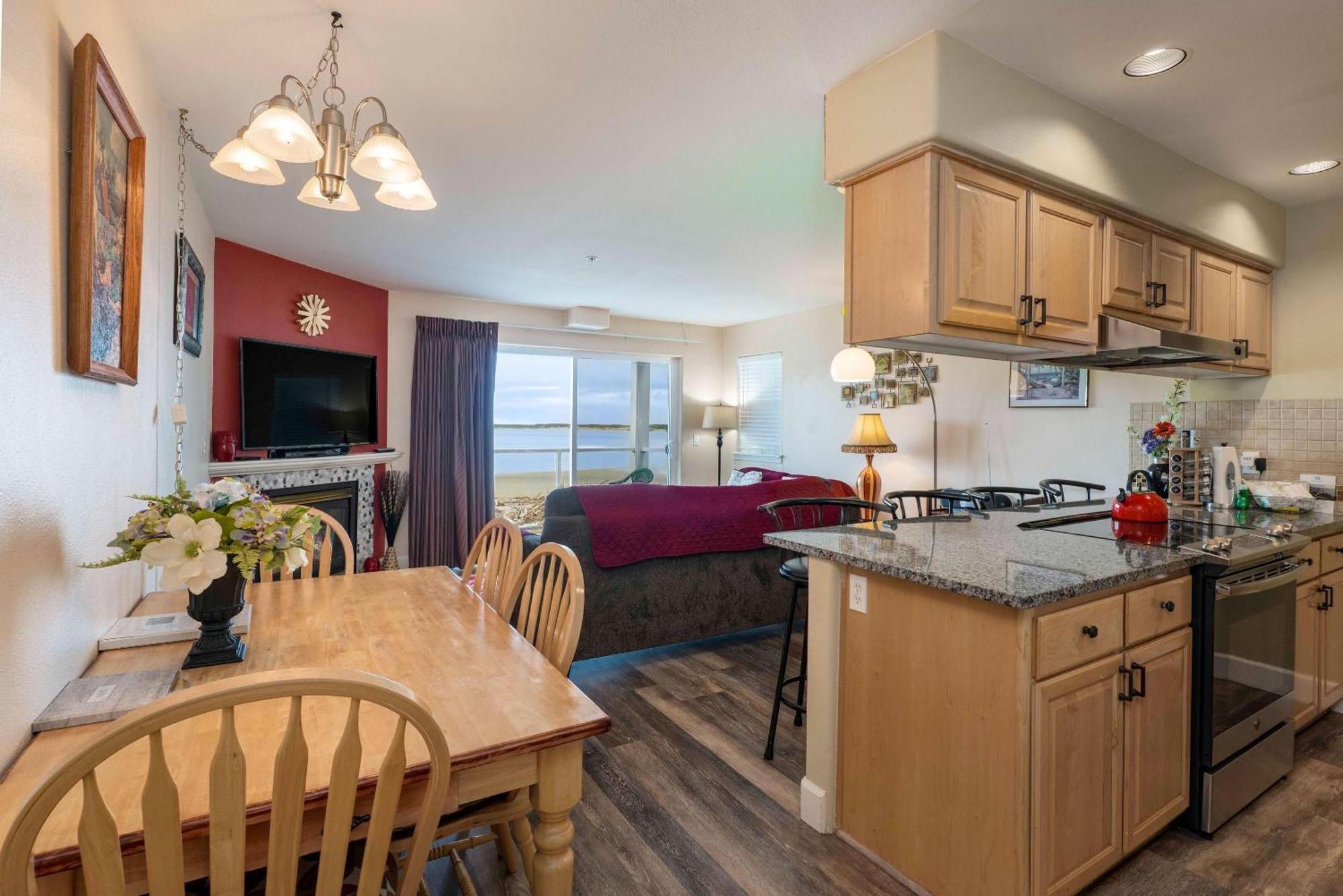 Waters Edge 207 Lincoln City