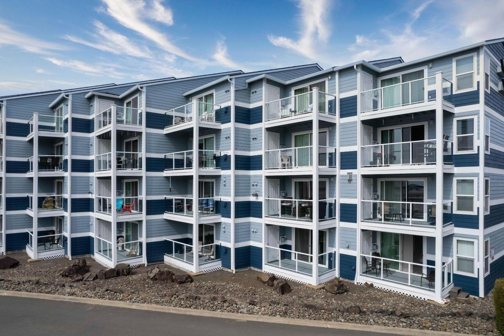 Waters Edge 304 *