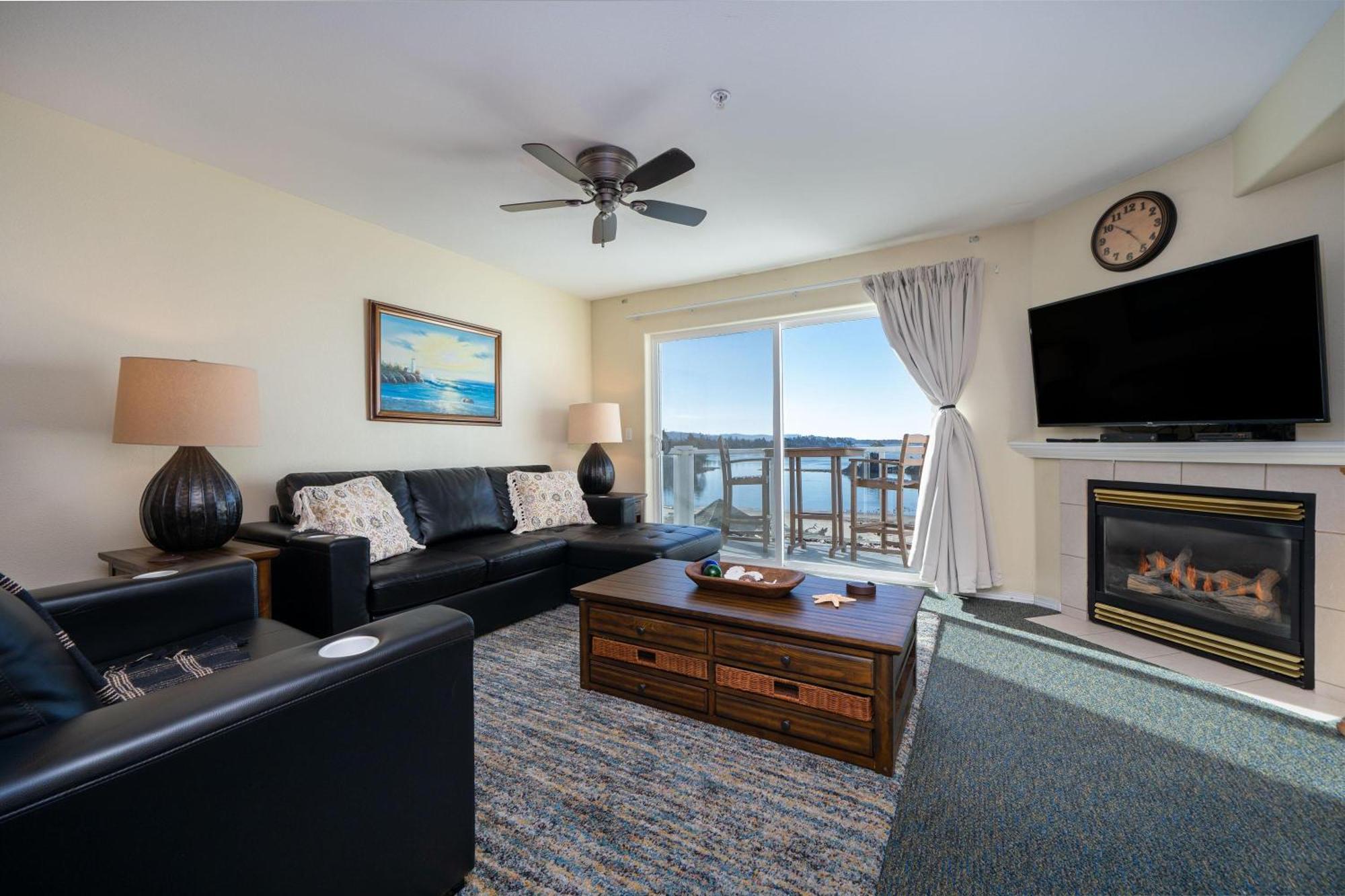 Apartment Waters Edge 404 *